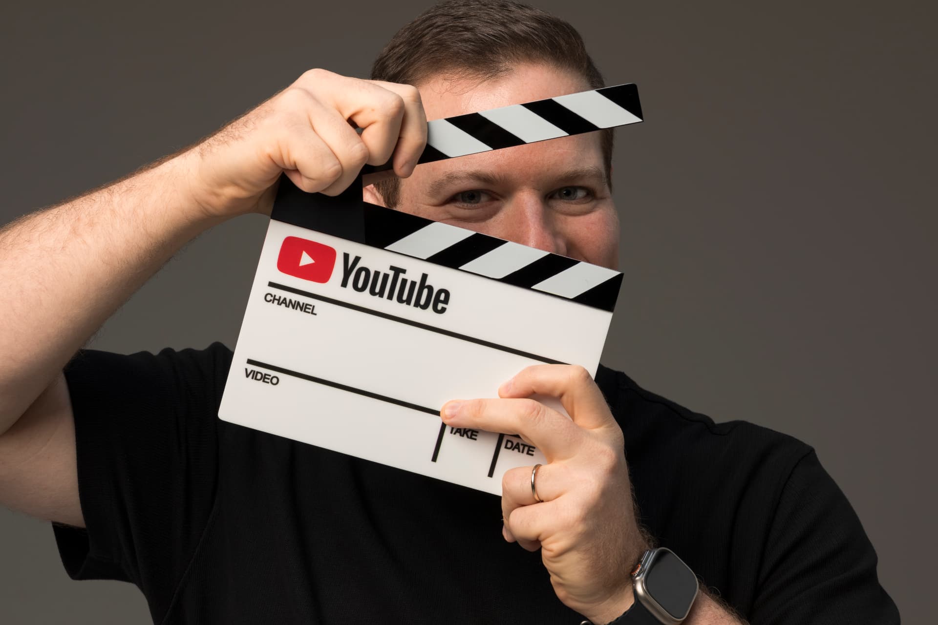 Dani Schweller segurando uma claquete do YouTube
